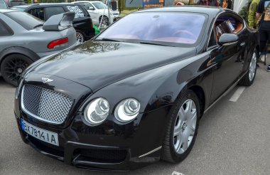 Siyah Bentley Continental GT, markanın seri üretim hattından hızla modern Grand Tourers 'ın kriteri haline gelen ilk lüks arabaydı.