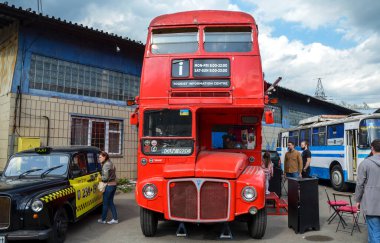 Londra kırmızı çift katlı otobüs olarak bilinen AEC Routemaster 1954 ve 1968 yılları arasında Associated Equthe Company ve Park Royal Vehicles tarafından üretilmiştir.