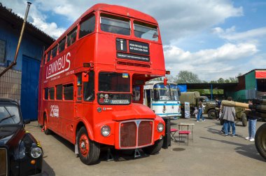 Londra kırmızı çift katlı otobüs olarak bilinen AEC Routemaster 1954 ve 1968 yılları arasında Associated Equthe Company ve Park Royal Vehicles tarafından üretilmiştir.