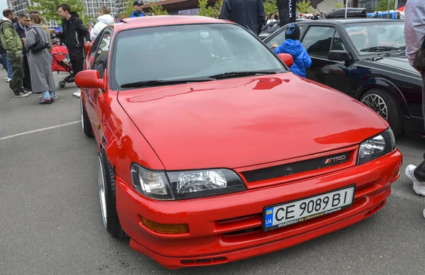 Kırmızı yedinci nesil 1994 Toyota Corolla E10, Corolla için daha büyük ve daha rafine bir sınıfa taşınan önemli bir değişimi temsil ediyordu.