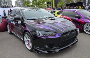 Son derece kişiselleştirilmiş Mitsubishi Lancer X (Evo X) pazardan sonraki beyaz çoklu konuşma tekerlekleri, düşük süspansiyonlu ve özel bir ön dudak spoiler