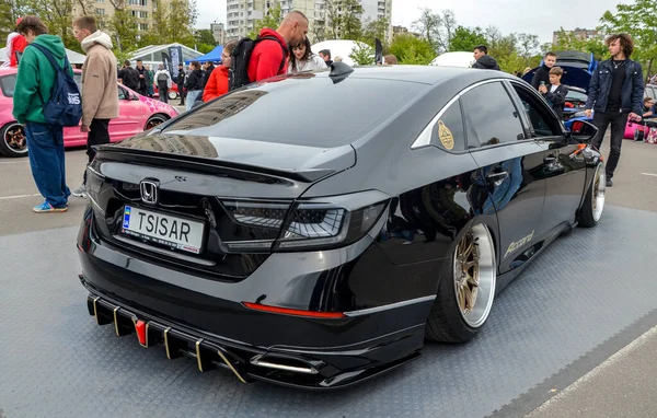 Gösterişli, siyah onuncu nesil Honda Accord, isim plakası için önemli bir evrimi işaretledi, tamamen turbo motorlu bir dizayn ve gösterişli bir tasarım.