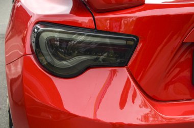 Canlı kırmızı bir spor olan Subaru BRZ 'nin arka bölümünü kapatın. Pürüzsüz, koyu renkli, C şeklindeki LED dizaynlı arka lambası var.