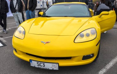 Chevrolet Corvette C6, daha kompakt tasarım, rafine süspansiyon ve selefinden daha güçlü motor seçenekleri ile markanın önemli bir evrimini göstermiştir.