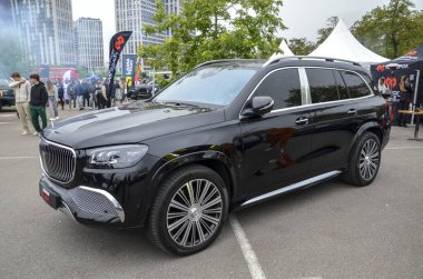 Gösterişli, siyah Mercedes Maybach GLS 600 standart GLS 'nin sağlam oranlarını Maybach' ın el yapımı işçiliğinin zirvesiyle birleştiren ultra lüks bir SUV.