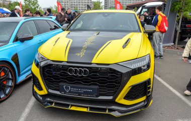 Audi RS Q8, otomotiv mühendisliği ve tasarımın baş yapıtı olarak öne çıkıyor. Lüks ve aşırı güç ve dinamik dışavurumları harmanlıyor.