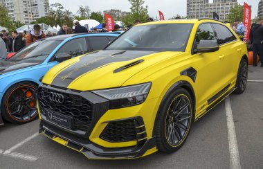 Audi RS Q8, otomotiv mühendisliği ve tasarımın baş yapıtı olarak öne çıkıyor. Lüks ve aşırı güç ve dinamik dışavurumları harmanlıyor.