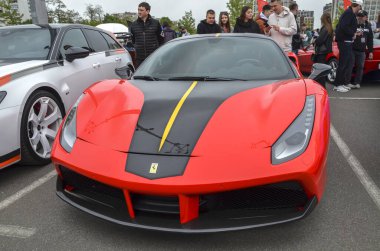 Ferrari 488 GTB, Ferrari orta motorlu V8 nesli için pistte pist düzeyinde sorumluluk sağlamak için çift turbo şarjlı teknolojiyi benimseyerek büyük bir değişim yarattı.
