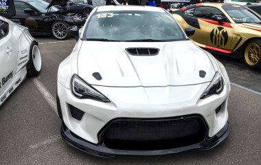 Beyaz Toyota GT86 son derece rağbet gören, aşırı geniş gövdeli bir dönüşüm özelliğine sahiptir.