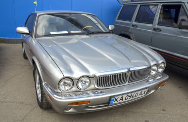 Gümüş Jaguar XJ (X308), önemli mekanik gelişmeler tanıttı, özellikle V8 motor dizilimine geçiş