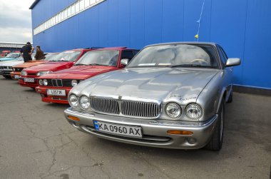 Gümüş Jaguar XJ (X308), önemli mekanik gelişmeler tanıttı, özellikle V8 motor dizilimine geçiş