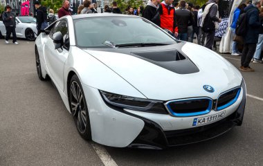 BMW i8, yüksek performanslı spor otomobiller ve ekolojik bilinç mühendisliği arasındaki boşluğu başarıyla doldurmak için hibrit modunda ilk fiş olarak otomotiv tarihinde kalıcı bir yere sahiptir.