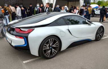 BMW i8, yüksek performanslı spor otomobiller ve ekolojik bilinç mühendisliği arasındaki boşluğu başarıyla doldurmak için hibrit modunda ilk fiş olarak otomotiv tarihinde kalıcı bir yere sahiptir.