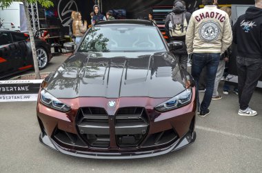 Keskin nişancı kırmızısı ile BMW M3 Yarışması 'nın (G80) özel ayarları, yeni bir tasarım ve güç çağının sembolü haline gelen bir model olan karbon elementleri ile