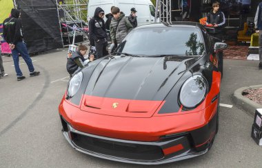 Porsche 911 GT3, 911 sıralamasında en analog ve çekici modellerden biri olan hassas tasarlanmış, pist odaklı bir spor arabadır.