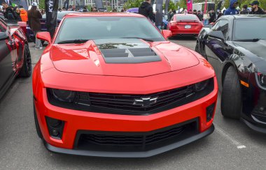 Canlı kırmızı Chevrolet Camaro ZL1 retro karışımı yüksek performanslı pist teknolojisiyle estetiğe ilham kaynağı oldu