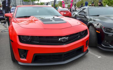 Canlı kırmızı Chevrolet Camaro ZL1 retro karışımı yüksek performanslı pist teknolojisiyle estetiğe ilham kaynağı oldu