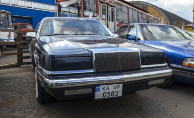 80 'lerin Amerikan lüksünün zirvesi, 1989 model el değmemiş Chrysler New Yorker sedanının ön görüntüsü.