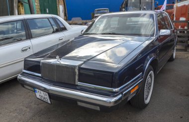 80 'lerin Amerikan lüksünün zirvesi, 1989 model el değmemiş Chrysler New Yorker sedanının ön görüntüsü.