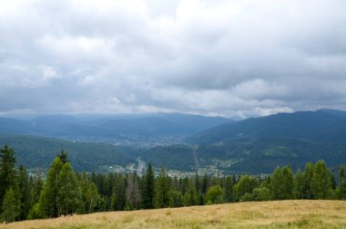 Yoğun ormanlarla kaplı geniş bir dağ vadisi ve nehir ovası boyunca yayılmış küçük bir köy dramatik bulutların altında, huzurlu kırsal araziyi taşır. Yaremche, Karpat Dağları