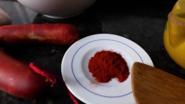 Chorizo ve paprika sebzeli güveç pişirmek için yüksek çözünürlüklü bir yemek videosu, tipik Endülüs mutfağı, yüksek derecede besin gücü ve çok sağlıklı..