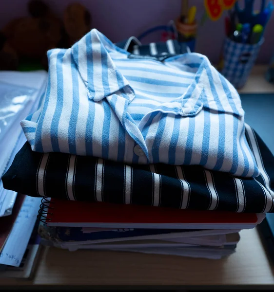 Kleding Tiener Winter Gevouwen Shirts Student Zijn Slaapkamer Met Boeken Stockfoto