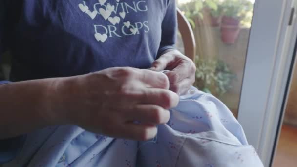 Mujer Klabores Cosiendo Botón Una Camisa Luz Ventana Confinamiento Pandemia — Vídeos de Stock