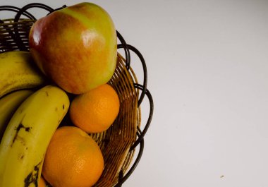 Taze ve sağlıklı mevsimlik meyve, elma, üzüm, muz, mandalina portakalı.