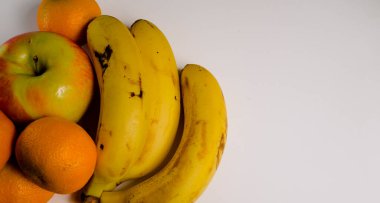 Taze ve sağlıklı mevsimlik meyve, elma, üzüm, muz, mandalina portakalı.