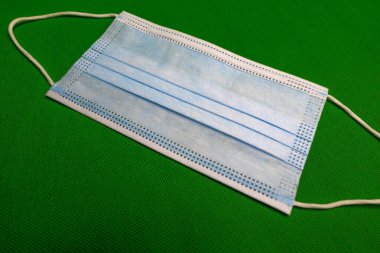 Kroma Anahtarı için yeşil arka planda Anti covid-19 cerrahi maske
