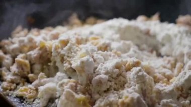 Et kroketleri ve süt için geleneksel hamur hazırlama, yüksek çözünürlüklü 4K.