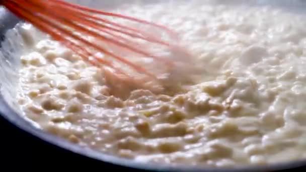 Traditionelle Zubereitung Von Teig Für Fleischkroketten Mit Bchamel Und Milch — Stockvideo