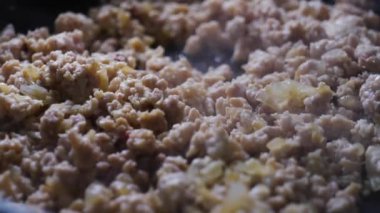 Ev yapımı et kroketleri için geleneksel beşamel hazırlama: süt, soğan, kıymalı İber domuzu ve hindistan cevizi. 4K yüksek çözünürlük, düzgün hareketler.