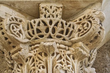 Arap sütununun üst kısımlarında arkeolojik kalıntılar var. Zamanın el yazması gravürleri çok iyi korunmuş.