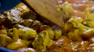 Mutfakta sıcak tavayla sahneler ve Spainol tarzında Fas usulü tavuk şişi yapmak, besleyici ve lezzetli..