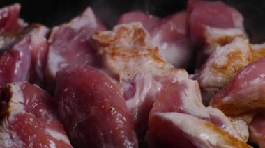 Izgara İber domuz eti sahnesi, az ısıda pişmiş kırmızı et..