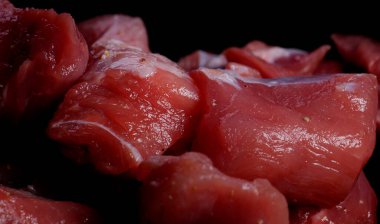 Izgara İber domuz eti sahnesi, az ısıda pişmiş kırmızı et..