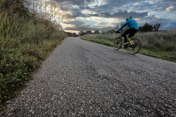 Ciclista Com Bicicleta Montanha Estrada Rural Mal Pavimentada Com Céu Imagens De Bancos De Imagens