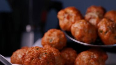 Kızarmış köfte, tavadan yeni çıktı. Çok sıcak..