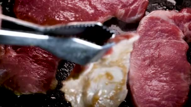Φρέσκο Χοιρινό Φιλέτο Της Ιβηρικής Στη Σχάρα Μαγειρέψτε Λαβίδες Και — Αρχείο Βίντεο