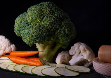 Brokoli çiçekleri çok yeşil yeşil. Sağlıklı ve havuç ve karnabahar balyasıyla pişirmeye hazır.