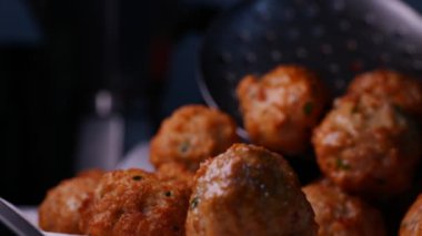 Kızarmış köfte, tavadan yeni çıktı. Çok sıcak..