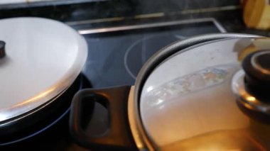 Brokoli çiçekleri çok yeşil yeşil. Sağlıklı ve havuç ve karnabahar balyasıyla pişirmeye hazır.