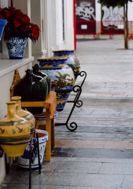 Endülüs-İspanya 'dan geleneksel el sanatları, sokaklarda bit pazarı olarak sergilenen çok sanatsal dekoratif resimli seramik vazolar. 