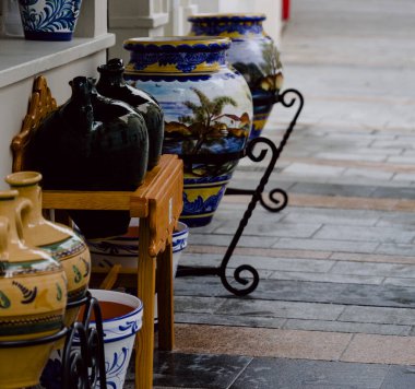 Endülüs-İspanya 'dan geleneksel el sanatları, sokaklarda bit pazarı olarak sergilenen çok sanatsal dekoratif resimli seramik vazolar. 