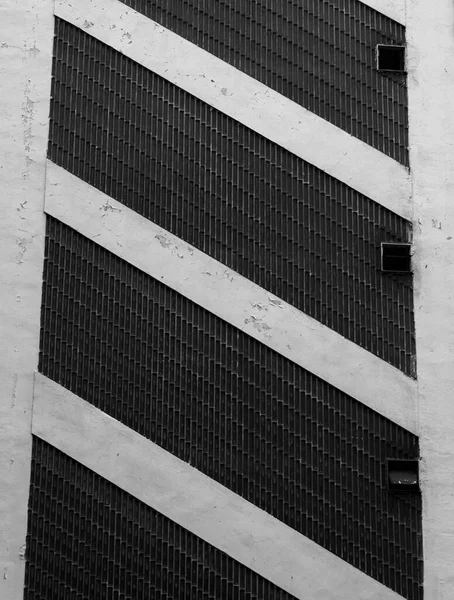 Contraste Arquitectura Abstracta Blanco Negro Edificio Con Líneas Diagonales —  Fotos de Stock