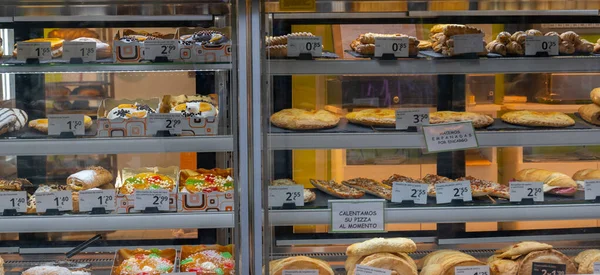 Geleneksel bir dükkanda Noel şekerleri sergisi. Fiyatlar ve çeşitli şekerlemeler..