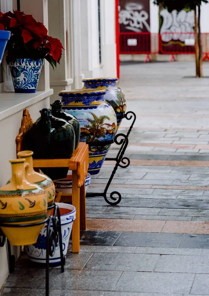 Endülüs-İspanya 'dan geleneksel el sanatları, sokaklarda bit pazarı olarak sergilenen çok sanatsal dekoratif resimli seramik vazolar. 