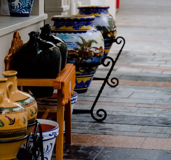 Endülüs-İspanya 'dan geleneksel el sanatları, sokaklarda bit pazarı olarak sergilenen çok sanatsal dekoratif resimli seramik vazolar. 