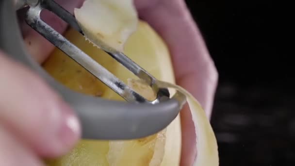 Man Kitchen Peeling Potatoes Knife Peeler High Speed Video 150 — Stock Video